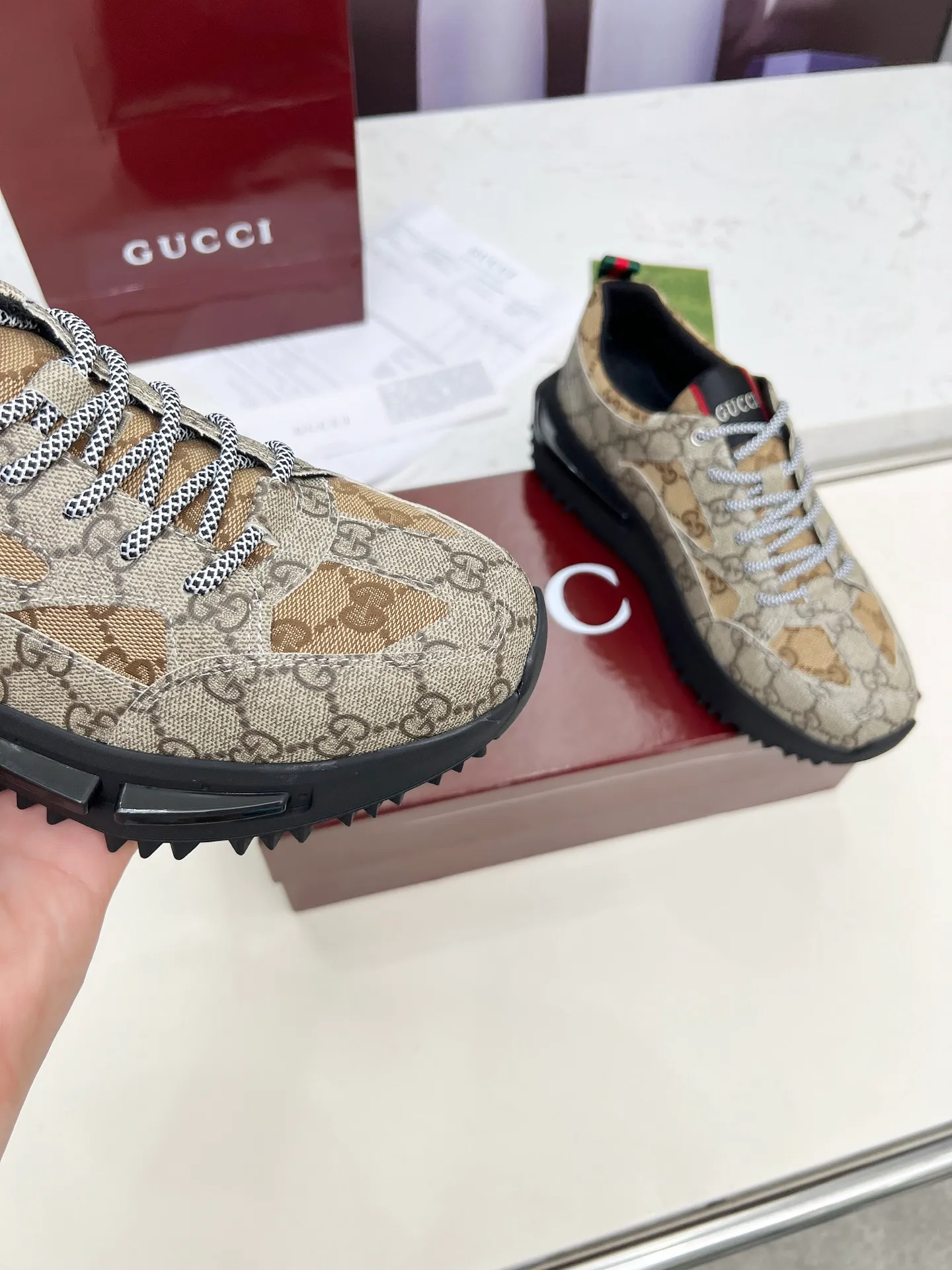 👟👟Ex-factory price 560👟👟 ❤️‍🔥❤️‍🔥❤️‍🔥Gucci series 2.0 sports shoes are made with heavy investment❤️‍🔥❤️‍🔥❤️‍🔥Renewed interpretation of the brand's iconic striped webbing elements😍😍When retro genes collide with futuristic design🎊🎊This new pair of Gucci shoes directly reaches the trend threshold💥 ✔️Caron color contrast + classic stripes, GG reflective piping, visual impact, and comes with high-light filter when out on the street ✔️Multi-layer structure of different materials, mesh breathability, leather shaping, outsole EVA foam and TPU combination😍😍😍Fashion and practicality online ✔️Details of double G midsole + iconic double G lock shoelaces, retro DNA is crazy and restless, and every step is based on the trendy aesthetic❤️❤️❤️❤️ Matching code: male 39-44